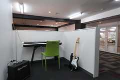 玄関ホールには電子ピアノも置かれています。自由に演奏できます。(2013-05-02,周辺環境,ENTRANCE,1F)