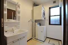 水まわり設備の様子。洗面台の対面にシャワールームがあります。(2012-04-12,共用部,LAUNDRY,1F)