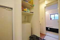 洗濯機の様子。奥に脱衣室とバスルームがあります。(2011-02-23,共用部,LAUNDRY,1F)
