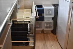 キッチンの下は収納です。専有部ごとにスペースが用意されています。(2019-02-27,共用部,KITCHEN,3F)