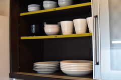 収納棚の上に共用の食器が収納されています。(2019-02-27,共用部,KITCHEN,3F)
