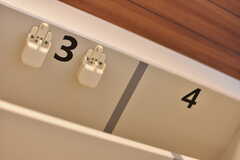 部屋番号とマスキングテープでスペースが区切られています。(2019-02-27,共用部,KITCHEN,3F)