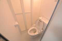 ウォシュレット付きトイレの様子。（102号室）(2015-03-16,専有部,ROOM,1F)