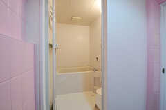 脱衣室から見たバスルームの様子。(2011-03-18,共用部,BATH,3F)
