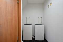 脱衣室には洗濯機が設置されています。(2021-02-15,共用部,LAUNDRY,1F)