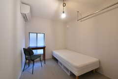 専有部の様子2。ベッド以外の家具は部屋ごとに異なります。（101号室）(2021-02-15,専有部,ROOM,1F)