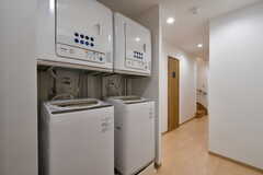 廊下に設置された洗濯機と乾燥機。(2021-12-17,共用部,LAUNDRY,1F)