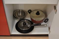 フライパンや鍋類はヒーター下に収納されています。(2021-12-17,共用部,KITCHEN,2F)