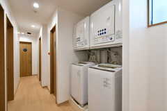 廊下に設置された洗濯機と乾燥機。(2021-12-17,共用部,LAUNDRY,2F)