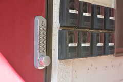 玄関の鍵はナンバー式のオートロック。インターホンは部屋ごとに直通です。(2020-02-06,周辺環境,ENTRANCE,1F)