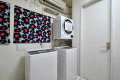 リビングには洗濯機と乾燥機が設置されています。(2020-02-06,共用部,LAUNDRY,1F)