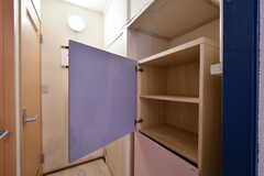 廊下に設置された収納棚。部屋ごとに収納場所が決まっています。(2020-02-06,共用部,OTHER,1F)