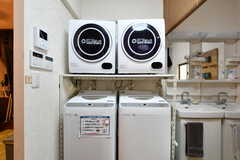 キッチンの対面に洗濯機と乾燥機が設置されています。(2023-01-31,共用部,LAUNDRY,1F)