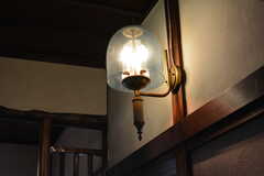 廊下のランプ。雰囲気があります。(2022-03-24,共用部,OTHER,1F)