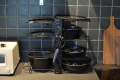 フライパンや鍋類はラックに収納されています。(2022-03-24,共用部,KITCHEN,1F)