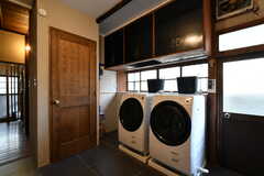ドラム式洗濯機の様子。左のドアはシャワールームです。(2022-03-24,共用部,LAUNDRY,1F)