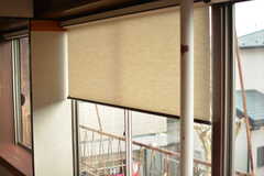 窓にはロールカーテンが設置されています。（204号室）(2022-03-24,専有部,ROOM,2F)