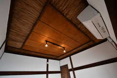 インパクトのある意匠の天井。（205号室）(2022-03-24,専有部,ROOM,2F)