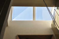 上を見上げると天窓（ハイサイドトップ）が設けられています。(2013-09-02,共用部,OTHER,2F)