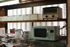 キッチンの上には電子レンジやオーブントースターや収納用のボックスが置かれています。(2018-02-21,共用部,KITCHEN,1F)