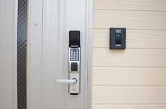 玄関ドアはオートロックのナンバー式です。(2013-09-26,周辺環境,ENTRANCE,1F)