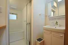洗濯機の隣の部屋が脱衣室。洗面台も合わせて設置されています。(2013-09-26,共用部,BATH,1F)