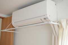 エアコンの手前には、室内干しができる器具が取り付けられています。（102号室）(2013-09-26,専有部,ROOM,1F)