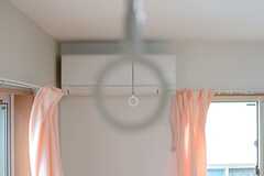 天井には室内干しができる器具が取り付けられています。（204号室）(2013-09-26,専有部,ROOM,2F)