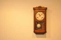 年季の入った壁掛け時計。しっかり鳴ります。(2010-02-12,共用部,OTHER,1F)