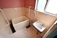 バスルームの様子。洗面台も設置されています。（105・106号室専用）(2020-08-27,共用部,BATH,1F)