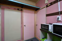 専有部のドア。左が105号室、右が106号室です。（105号室）(2020-08-27,専有部,ROOM,1F)