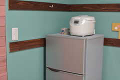 冷蔵庫や炊飯器は部屋ごとに用意されています。（105号室）(2020-08-27,専有部,ROOM,1F)