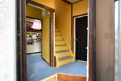 玄関から見た内部の様子。階段の左手にキッチンとダイニングがあります。(2020-08-06,周辺環境,ENTRANCE,1F)