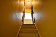 階段の様子2。右手に201号室、左手に202号室があります。(2020-08-06,共用部,OTHER,1F)
