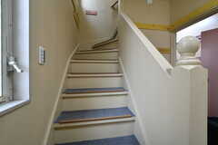 階段の様子。メインのダイニングは2Fです。(2020-06-04,周辺環境,ENTRANCE,1F)