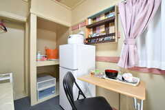 全室、冷蔵庫と炊飯器、机と椅子が用意されています。（101号室）(2020-02-03,専有部,ROOM,1F)