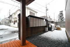 玄関周辺の様子。シェアハウスの塀に部屋ごとに郵便受けが設置されています。(2018-01-22,周辺環境,ENTRANCE,1F)