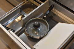IHヒーターの下は共用の鍋やフライパンが収納されています。(2018-01-22,共用部,KITCHEN,1F)