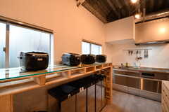 収納棚に炊飯器が並んでいます。(2018-01-22,共用部,KITCHEN,1F)