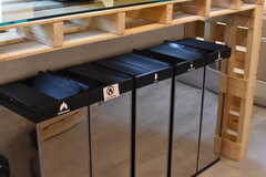 収納棚の下は分別式のゴミ箱が並んでいます。(2018-01-22,共用部,KITCHEN,1F)