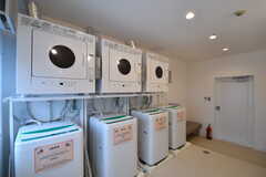 洗面台の対面に乾燥機が3台、洗濯機が4台設置されています。(2018-01-22,共用部,LAUNDRY,2F)
