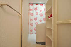 シャワールームから見た脱衣室の様子。カーテンで仕切ります。(2010-10-26,共用部,OTHER,1F)
