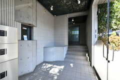 エントランスの様子2。階段の先がオートロックの玄関です。(2023-02-09,周辺環境,ENTRANCE,1F)