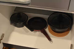 フライパンや鍋類はヒーター下に収納されています。(2023-02-09,共用部,KITCHEN,1F)