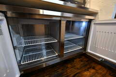 業務用の冷蔵庫は一時保管用です。(2023-02-09,共用部,KITCHEN,1F)