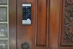 玄関の鍵は電子ナンバー式。(2013-06-04,周辺環境,ENTRANCE,1F)