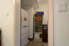 洗濯機脇の勝手口には、予備の冷蔵庫が置かれています。(2013-06-04,共用部,OTHER,1F)