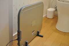 トイレにはパネルヒーターが設置されています。(2013-06-04,共用部,TOILET,1F)