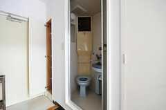 バスルームの様子。洗面台をずらすとトイレが現れます。（202号室）(2012-07-24,専有部,ROOM,2F)