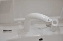 洗面台にはシャワー水栓が設置されています。(2014-04-23,共用部,OTHER,1F)